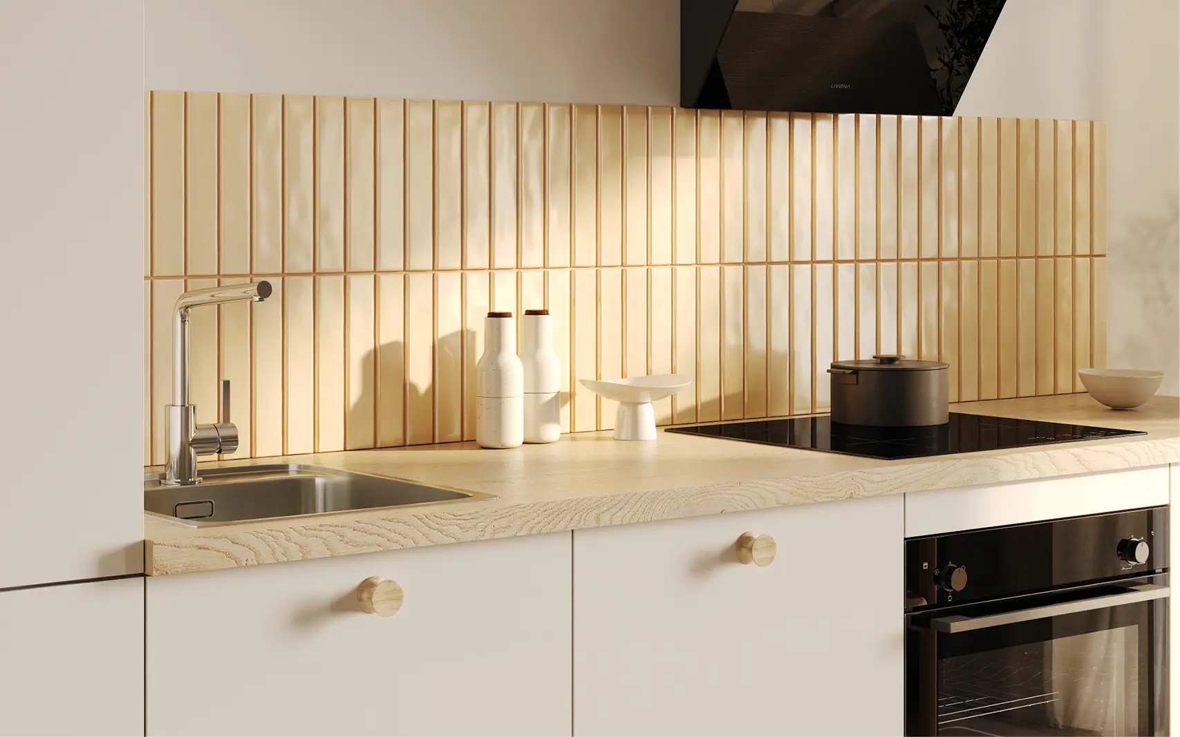 Moderne Küche mit hellen Unterschränken, natürlicher Holzarbeitsplatte, vertikaler Design-Rückwand in Beige, Edelstahlspüle, Induktionskochfeld und schwarzem Backofen. Stilvolle Küchenaccessoires sorgen für ein harmonisches, zeitgemäßes Küchendesign.
